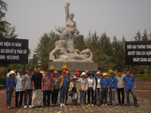 Đoàn viên TN công ty CP Du lịch - Dịch vụ Hội An thăm hai địa chỉ đỏ tại Quảng Ngãi